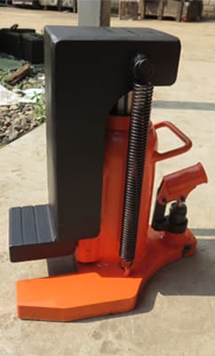 Manual operation of hydraulic jack introduction